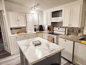 Fridge, microwave, oven, stovetop - Spacious 4-bedroom house with pool in the hills of Leander (Leander)