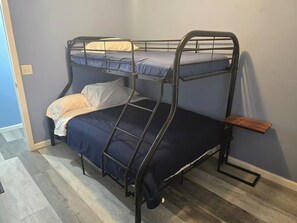 Iron/ironing board, free WiFi, bed sheets - Spacious 4-bedroom house with pool in the hills of Leander (Leander)