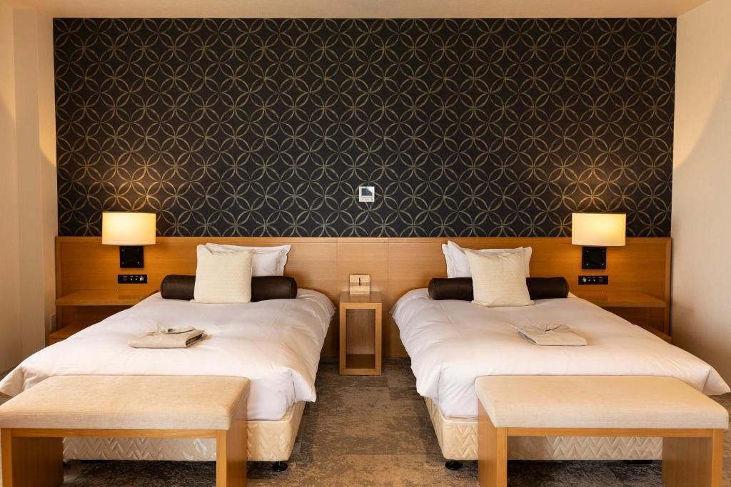 Executive Suite | In-room safe, desk, laptop workspace, blackout drapes