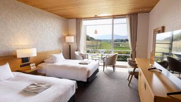 Twin Room | In-room safe, desk, laptop workspace, blackout drapes