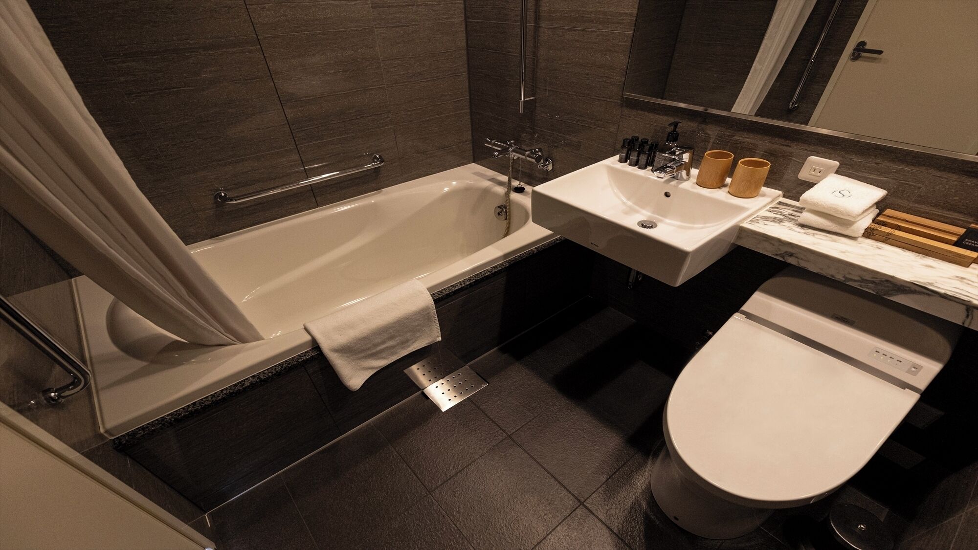Baño | Tina con regadera, secadora de cabello, pantuflas, toallas 