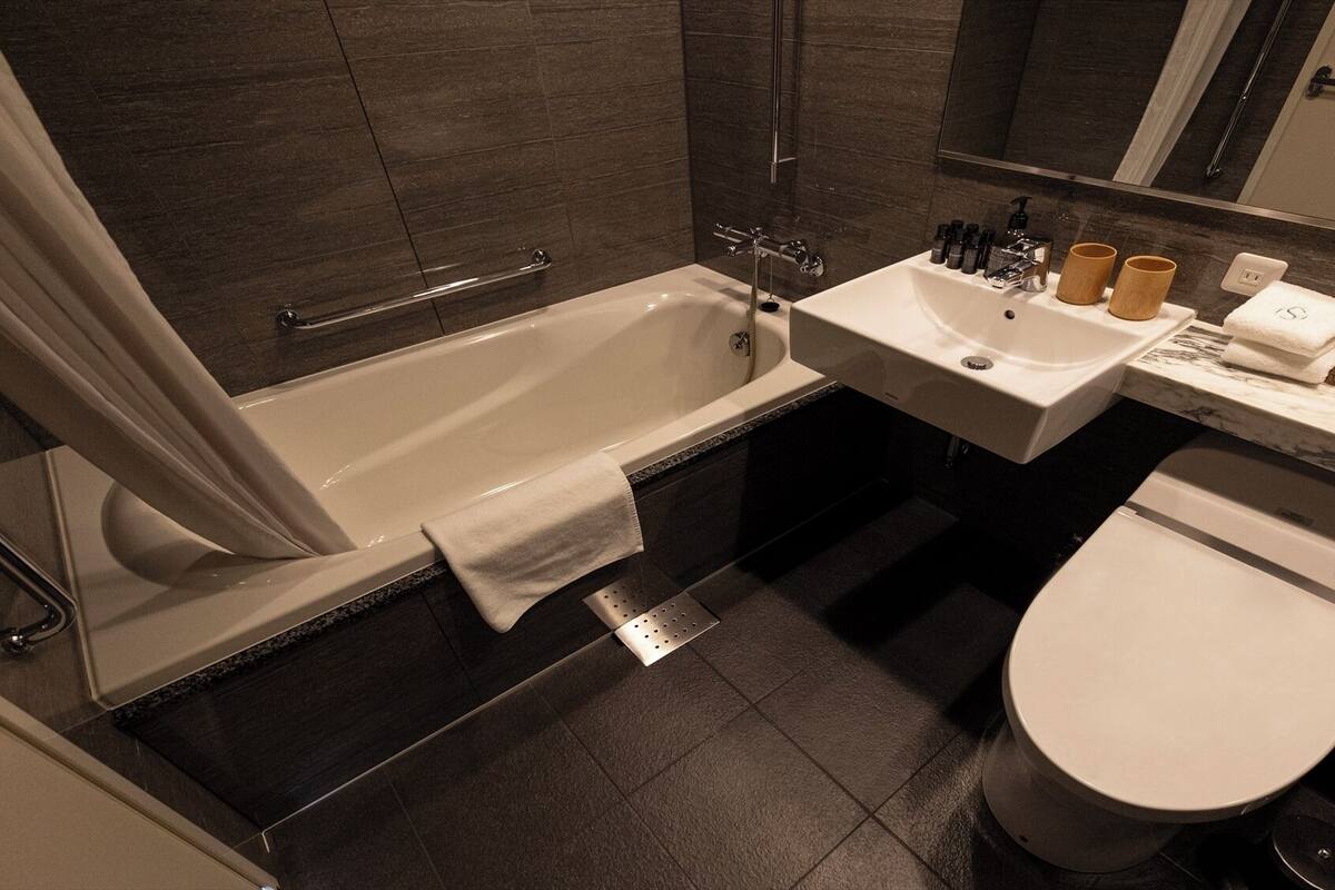 Fürdőszoba | Zuhanyzó/kád kombinációja, hajszárító, papucsok és törölközők