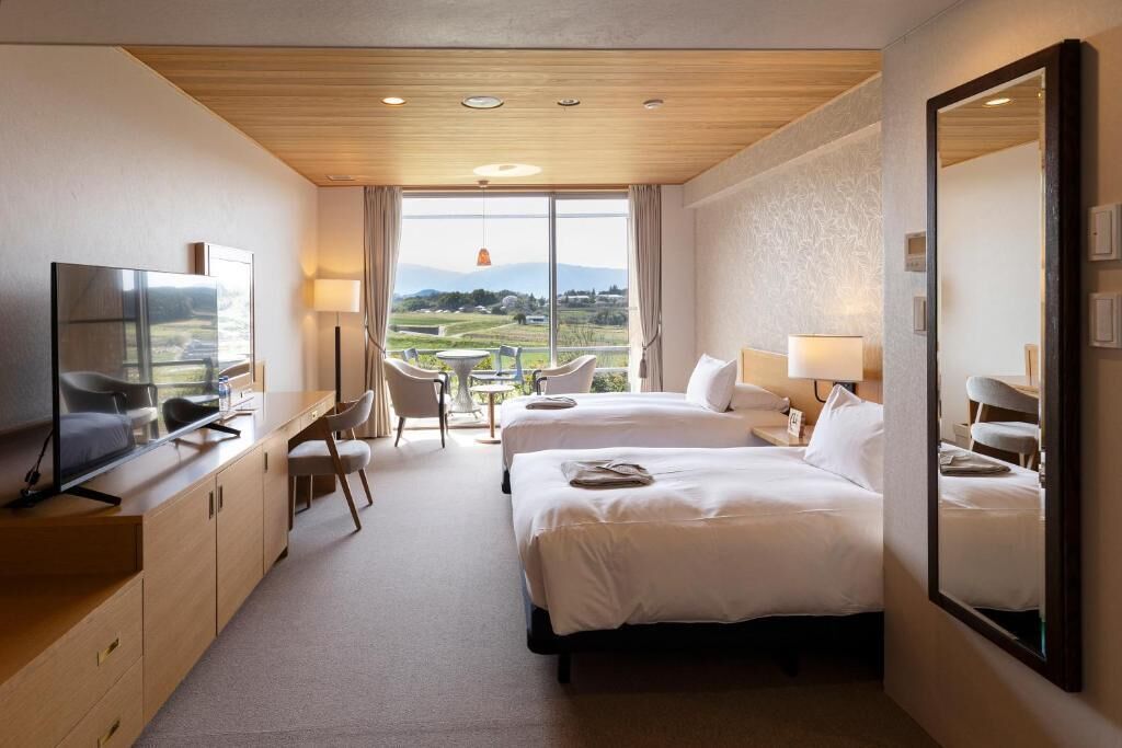 Twin Room | In-room safe, desk, laptop workspace, blackout drapes