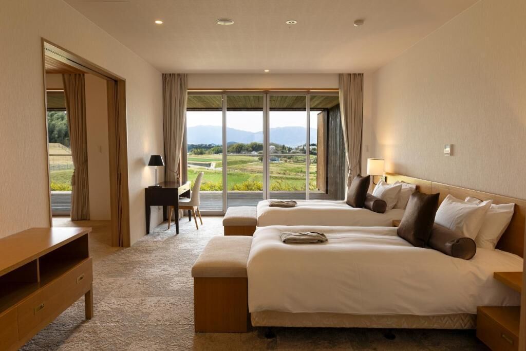 行政套房 | 客房內保險箱、書桌、筆電工作空間、遮光布/窗簾