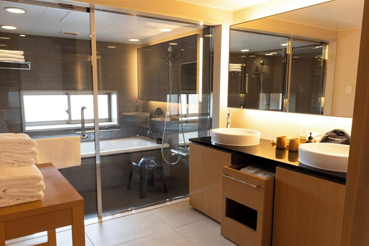 Baño | Tina con regadera, secadora de cabello, pantuflas, toallas