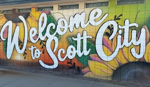 Un mural colorit amb el text "Welcome to Scott City".