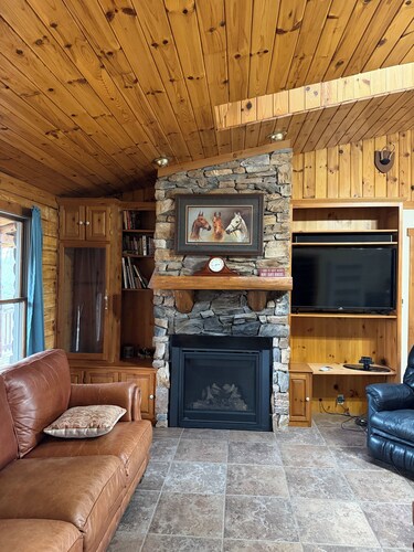 Cozy 2-bedroom cabin in lovely Warfordsburg with AC