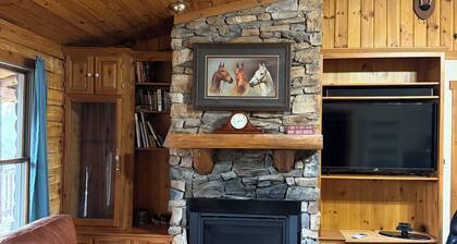 Cozy 2-bedroom cabin in lovely Warfordsburg with AC