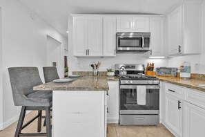 Microwave, oven, stovetop, dishwasher - Iconic Ocean Beach Bungalow | Steps to Beach (San Diego)