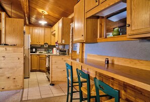 Fridge, microwave, oven, stovetop - Milner Pass Cabin Retreat (South Fork)