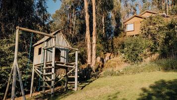 Chalet superior, 2 habitaciones, vista al jardín | Área infantil