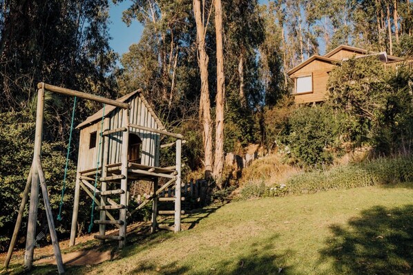 Chalet superior, 2 habitaciones, vista al jardín | Área infantil