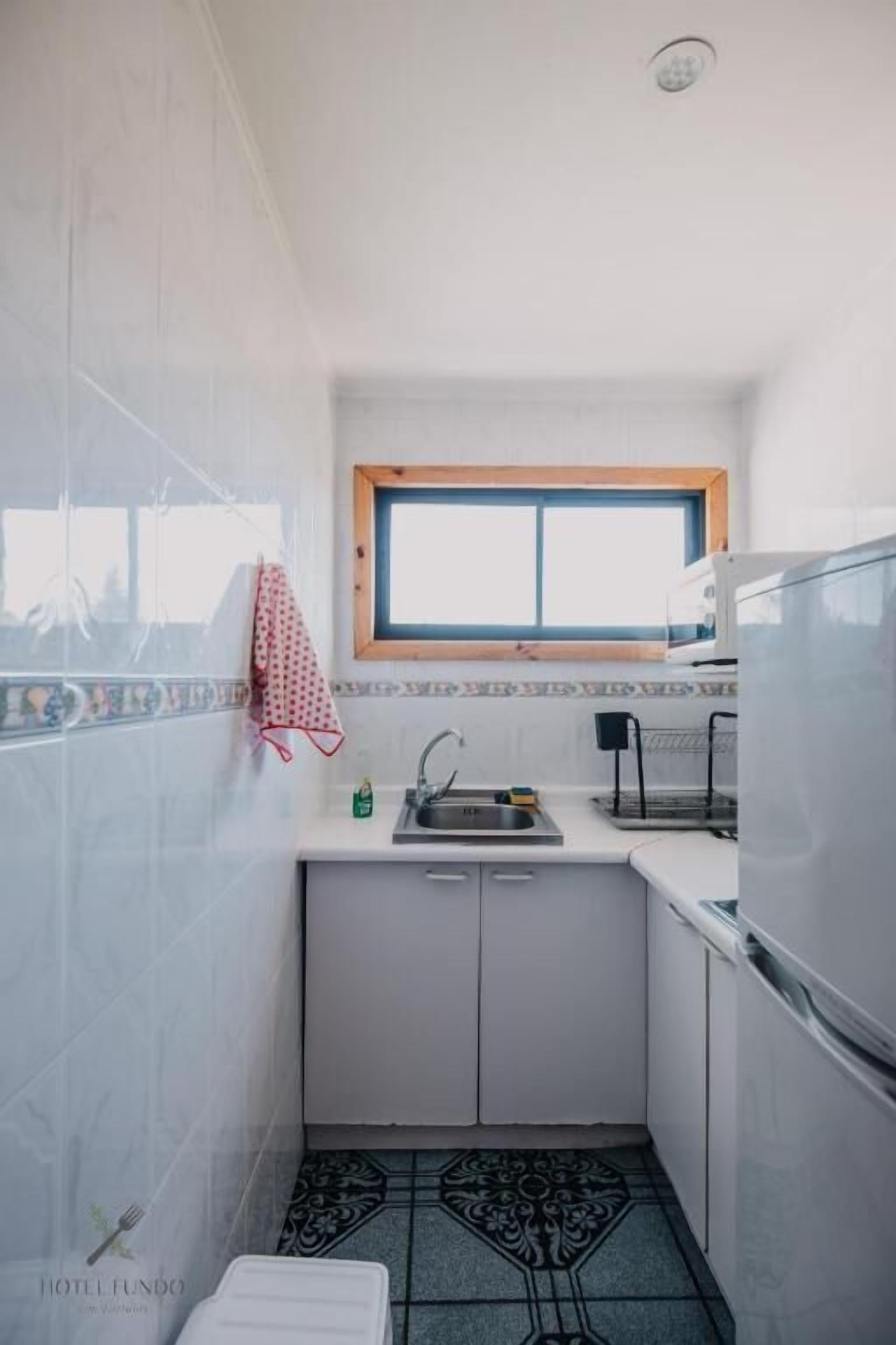 Superior chalet, uitzicht op tuin | Privékeuken | Een kinderstoel