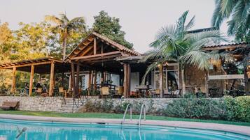 Firemannsrom – comfort, bassengutsikt | Basseng | Utendørsbasseng og solsenger