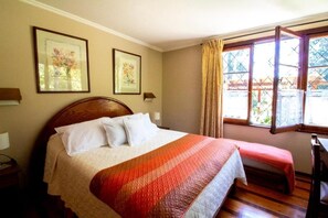 Comfort vierpersoonskamer, uitzicht op zwembad | Een kluis op de kamer, gratis wifi, rolstoeltoegang