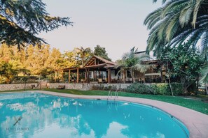 Outdoor pool, sun loungers - Hotel Fundo Las Tórtolas (Limache)