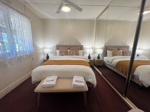 Tabla de planchar con plancha, internet y ropa de cama