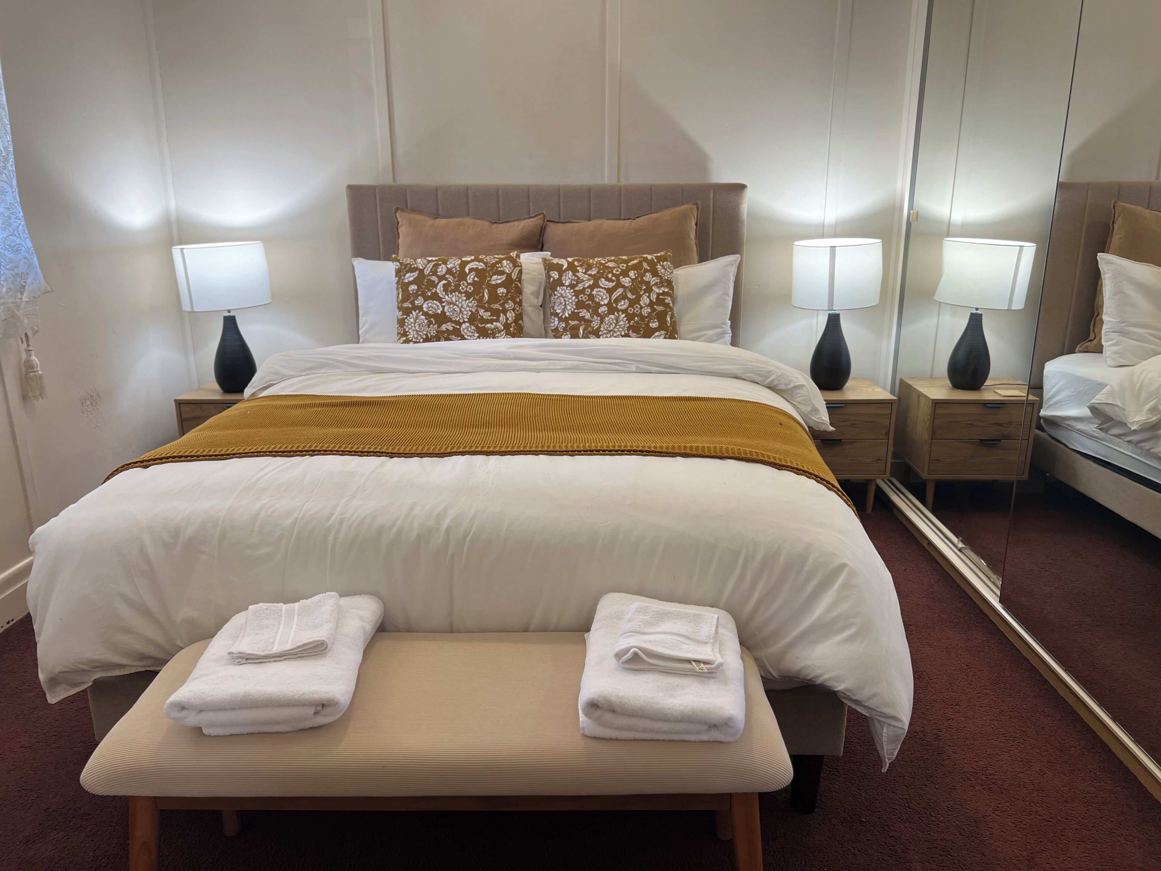 Tabla de planchar con plancha, Internet, ropa de cama