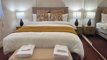 Tabla de planchar con plancha, Internet, ropa de cama