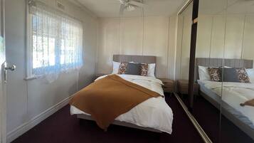 Iron/ironing board, Internet, bed sheets