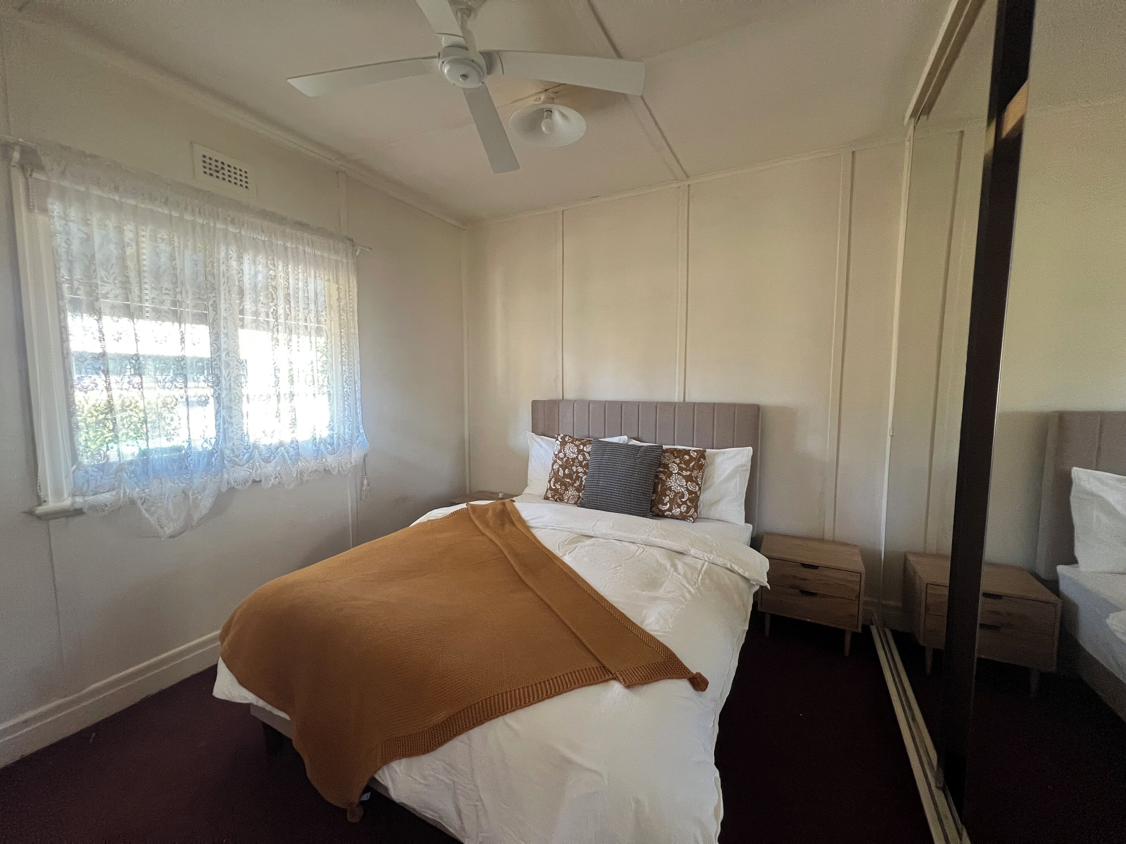 Iron/ironing board, Internet, bed sheets