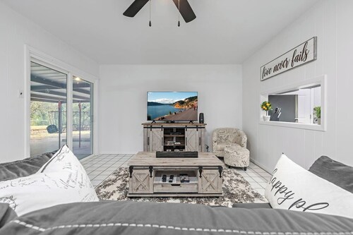 Vibrant 3/2 Remodel w/ Full Size Twister & Disc Golf Gameroom Fun