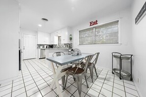 Dining - Vibrant 3/2 Remodel w/ Full Size Twister & Disc Golf Gameroom Fun (Temple)