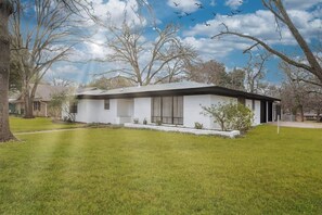 Exterior - Vibrant 3/2 Remodel w/ Full Size Twister & Disc Golf Gameroom Fun (Temple)