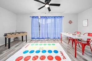 Games room - Vibrant 3/2 Remodel w/ Full Size Twister & Disc Golf Gameroom Fun (Temple)