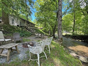 Terrace/patio - Creekside Cottage- Fishing Cabin (Bryson City)