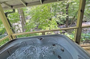 Outdoor spa tub - Creekside Cottage- Fishing Cabin (Bryson City)