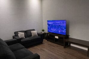 Living area - 3-bedroom townhome in fantastic Kansas City with AC (Kansas City)