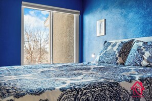 Travel cot, WiFi, bed sheets