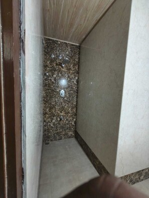 Toallas, jabón, papel de baño 