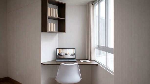 A corner bedroom with a desk, a chair, a laptop, and a bookshelf. - Modern, comfortable and centrally located apartment (Lima)