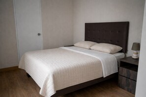 1 habitación, tabla de planchar con plancha, internet y ropa de cama 