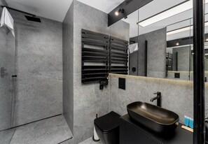 Shower, hair dryer, towels - Korfantego Urban Loft Apartment (Katowice)