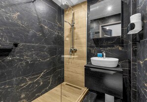 Shower, hair dryer, towels - Warsaw Center Modern Loft Apartment (Warszawa)