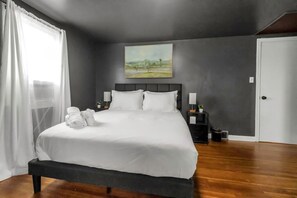 Desk, iron/ironing board, travel cot, WiFi - *Central location*Clean*Parking* (Cheektowaga)