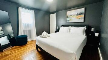 Een bureau, een strijkplank/strijkijzer, reisbedje, wifi