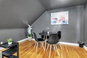 Dining - *Central location*Clean*Parking* (Cheektowaga)