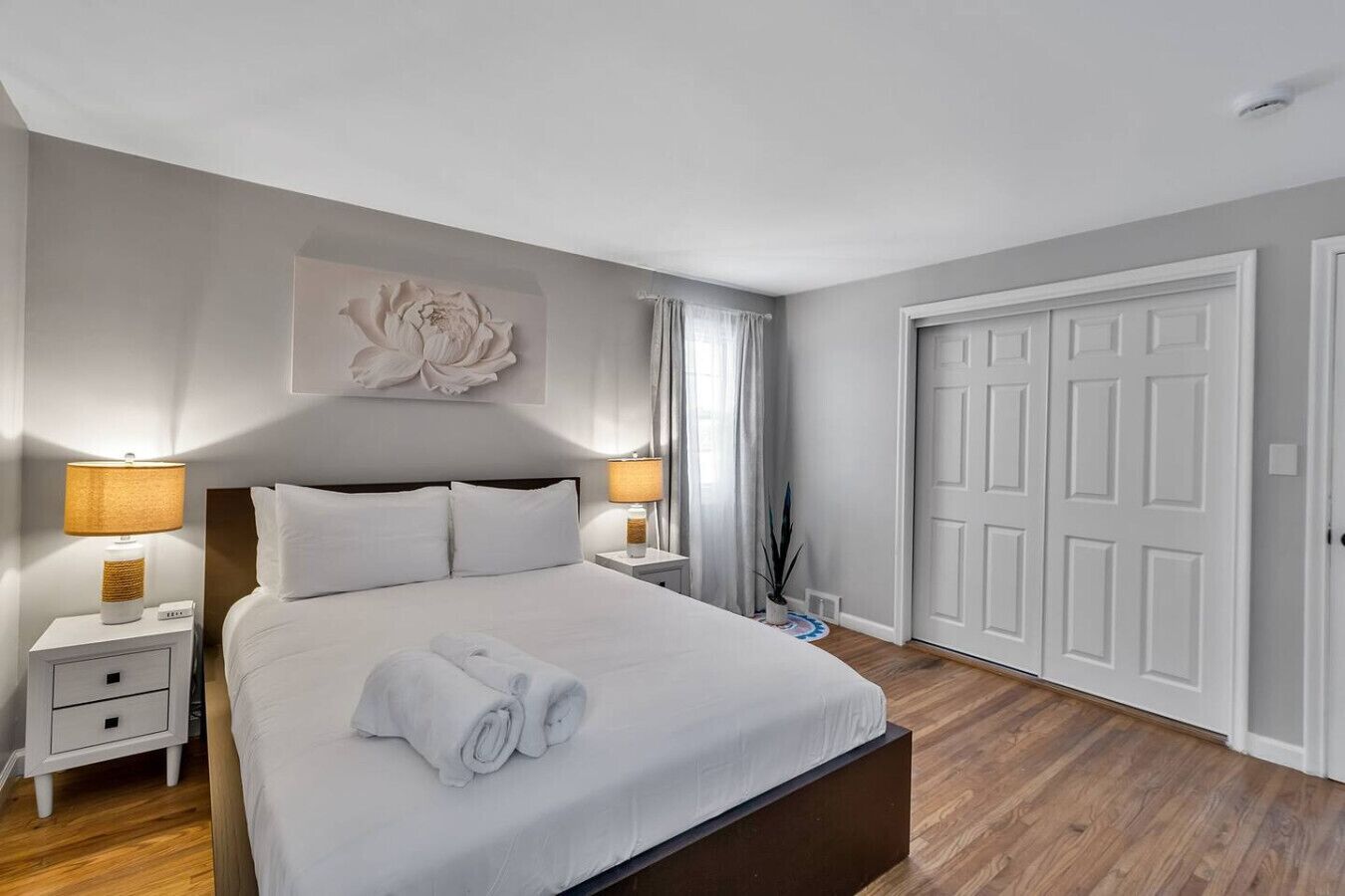 Desk, iron/ironing board, WiFi, bed sheets