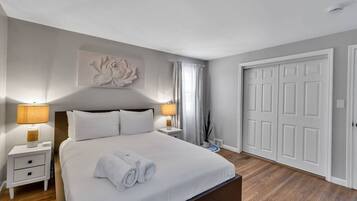 Desk, iron/ironing board, WiFi, bed sheets