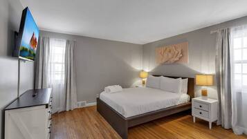 Escrivaninha, ferros/tábuas de passar roupa, Wi-Fi, roupa de cama