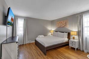 Escrivaninha, ferros/tábuas de passar roupa, Wi-Fi, roupa de cama