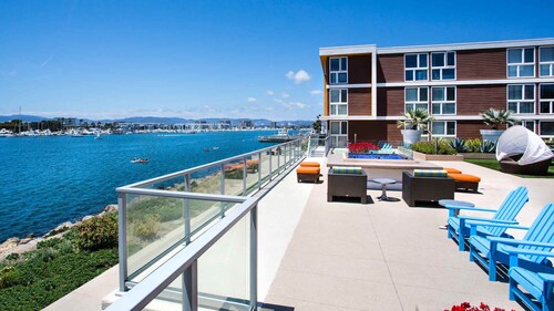 Pool view & oceanfront apartment in enjoyable Marina del Rey free parking