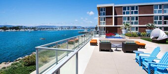 Pool view & oceanfront apartment in enjoyable Marina del Rey free parking