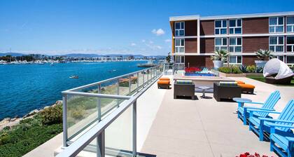 Pool view & oceanfront apartment in enjoyable Marina del Rey free parking