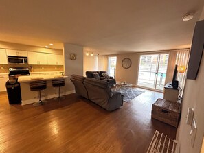 Fireplace, books - Pool view & oceanfront apartment in enjoyable Marina del Rey free parking (Marina del Rey)