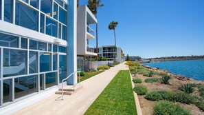 Exterior - Pool view & oceanfront apartment in enjoyable Marina del Rey free parking (Marina del Rey)
